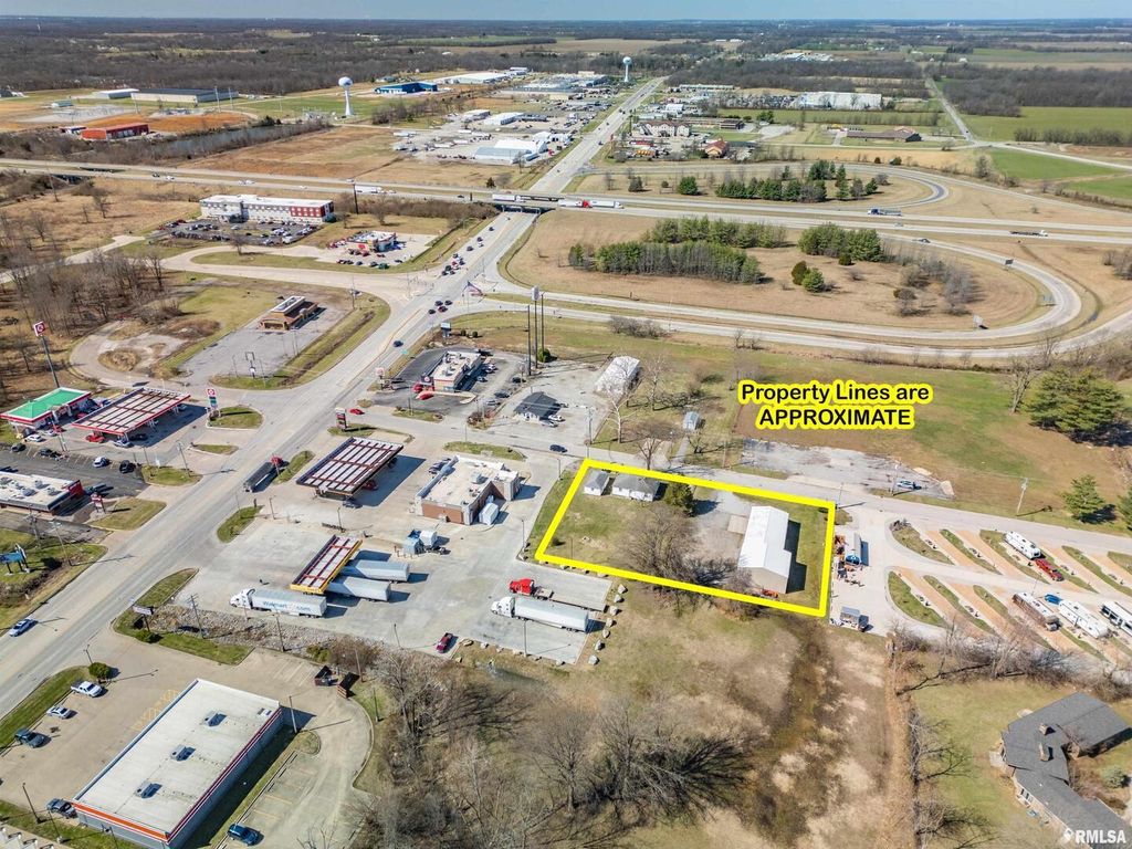 Image 3 of property listing at 112 N MISSOURI Avenue, Salem, IL 62881