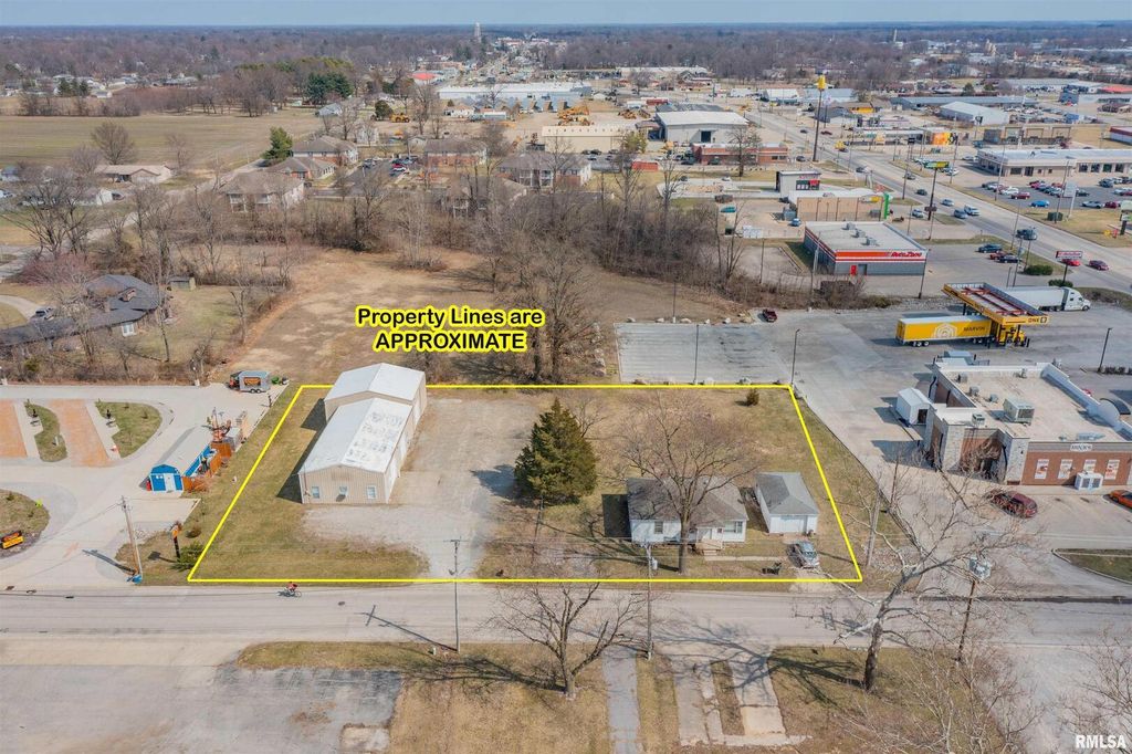 Image 4 of property listing at 112 N MISSOURI Avenue, Salem, IL 62881