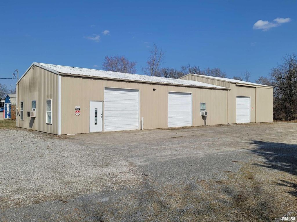 Image 5 of property listing at 112 N MISSOURI Avenue, Salem, IL 62881