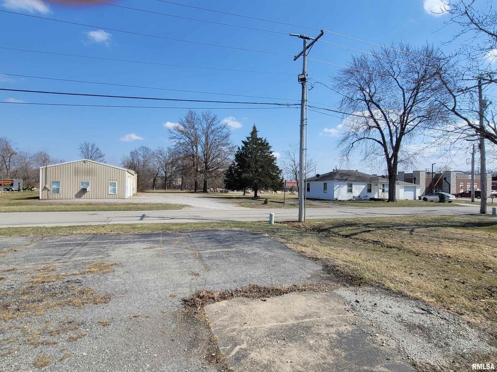 Image 6 of property listing at 112 N MISSOURI Avenue, Salem, IL 62881