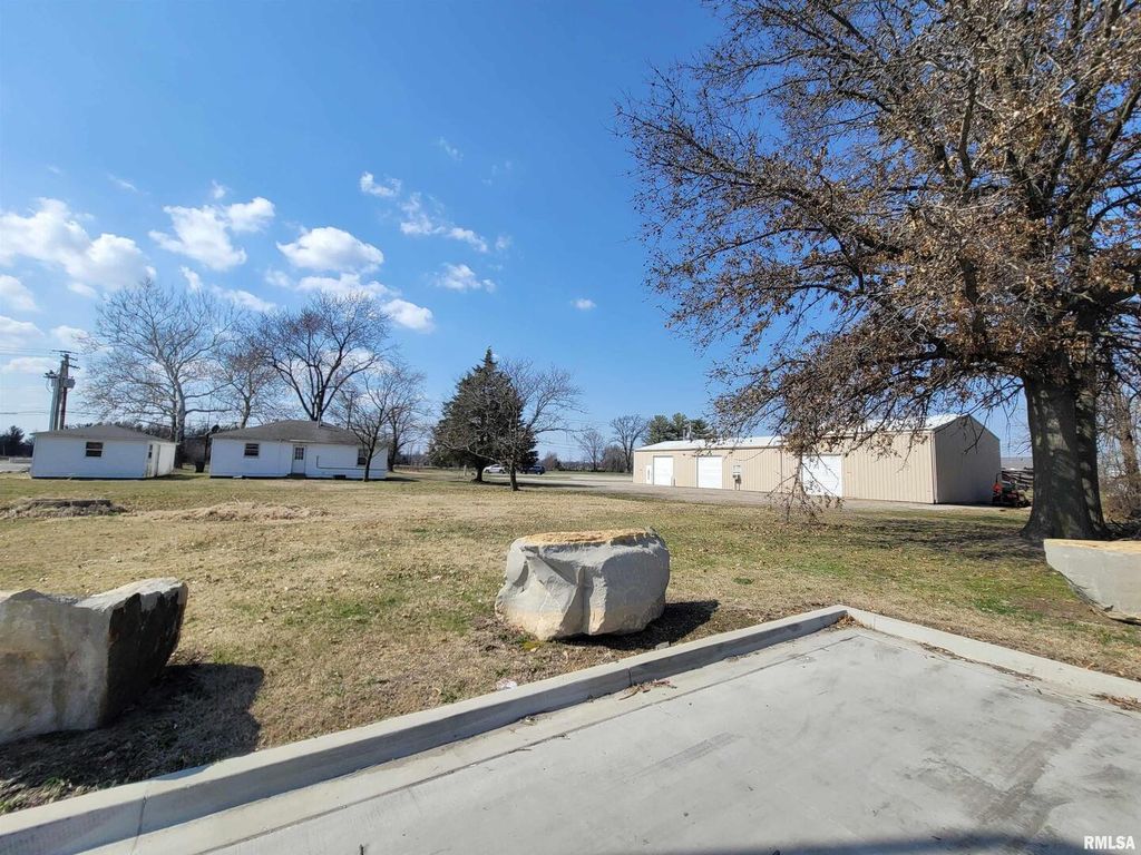 Image 7 of property listing at 112 N MISSOURI Avenue, Salem, IL 62881