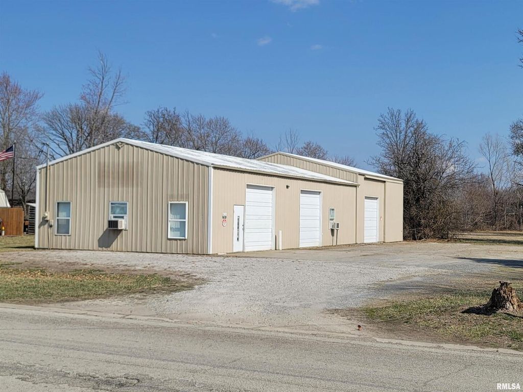 Image 8 of property listing at 112 N MISSOURI Avenue, Salem, IL 62881