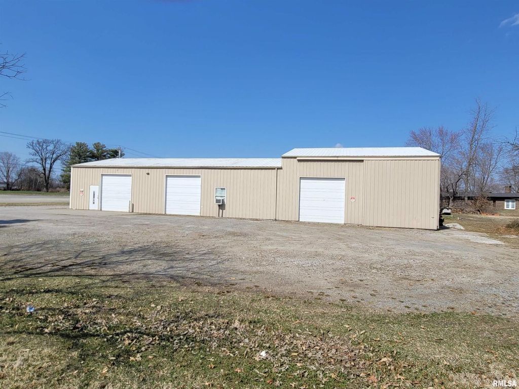 Image 9 of property listing at 112 N MISSOURI Avenue, Salem, IL 62881