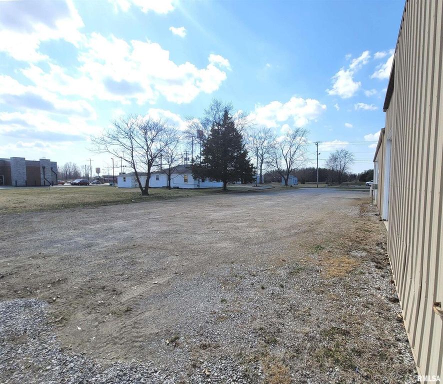 Image 10 of property listing at 112 N MISSOURI Avenue, Salem, IL 62881