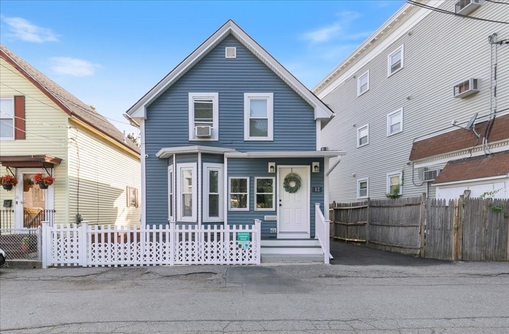 12 Chase St, Lowell, MA 01852