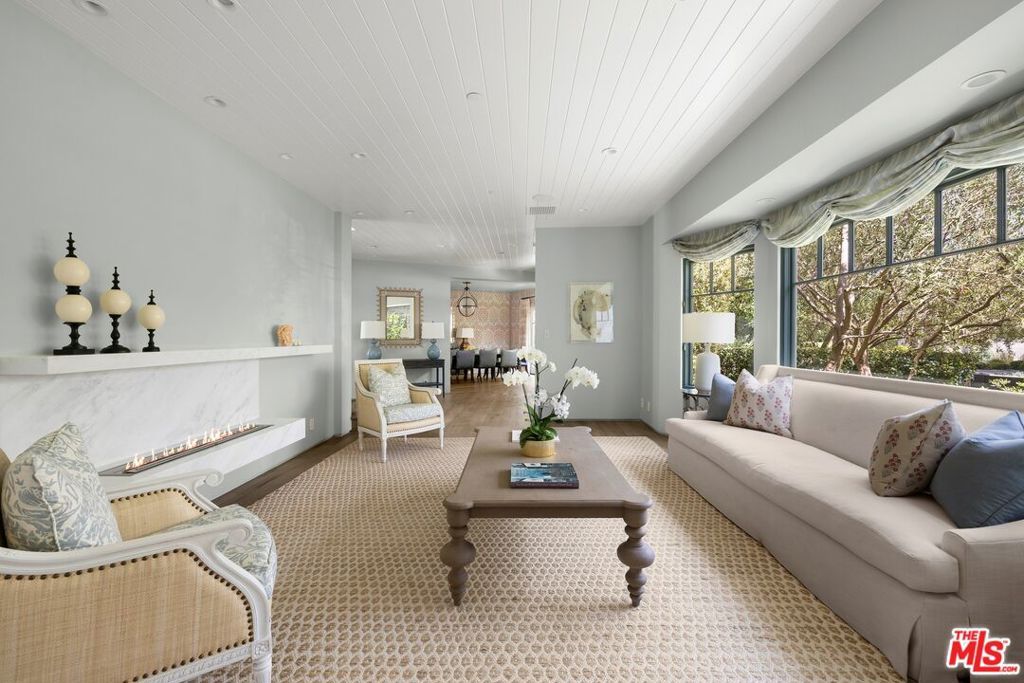 Image 11 of property listing at 521 Amalfi Drive, Pacific Palisades, CA 90272