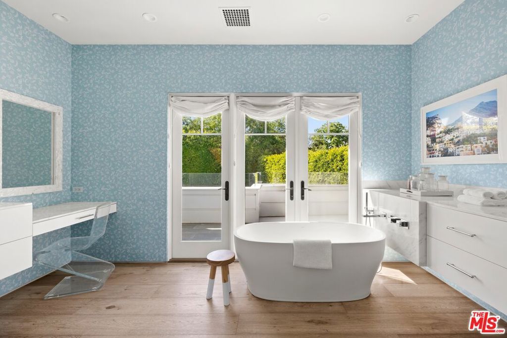 Image 16 of property listing at 521 Amalfi Drive, Pacific Palisades, CA 90272