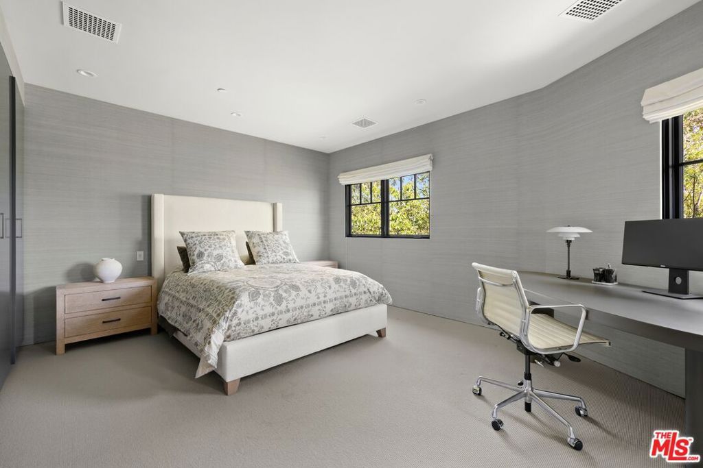 Image 17 of property listing at 521 Amalfi Drive, Pacific Palisades, CA 90272