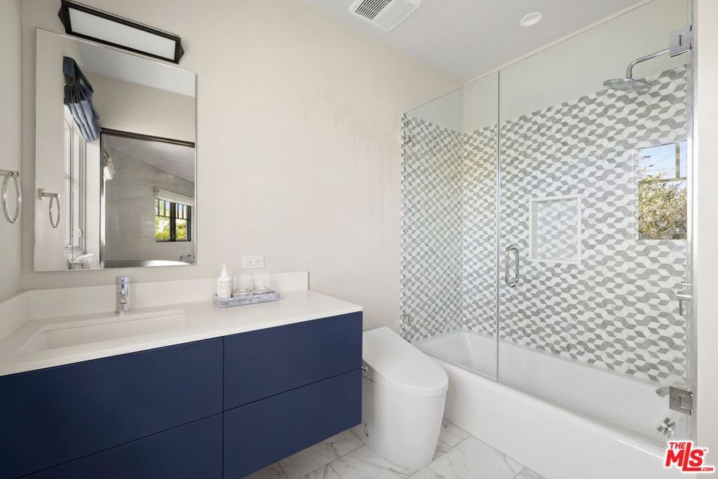 Image 18 of property listing at 521 Amalfi Drive, Pacific Palisades, CA 90272