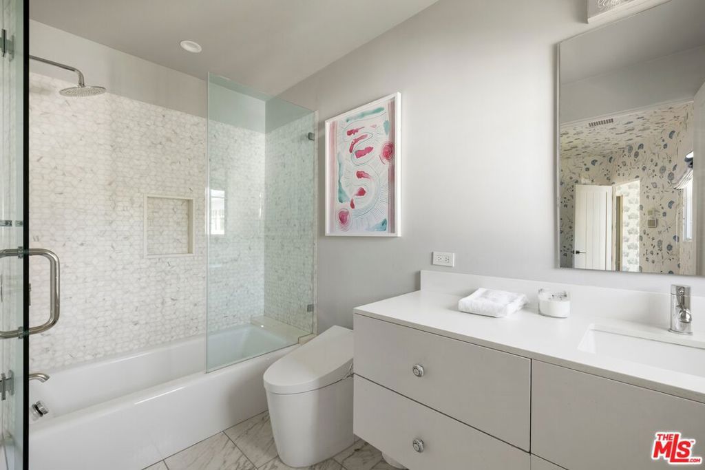 Image 22 of property listing at 521 Amalfi Drive, Pacific Palisades, CA 90272