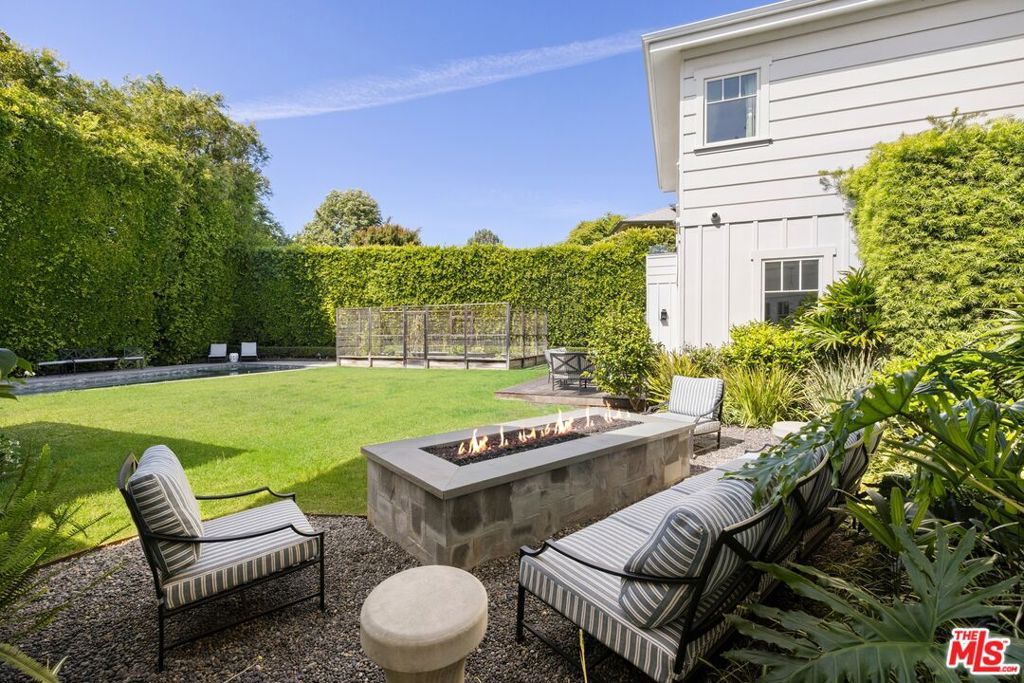 Image 26 of property listing at 521 Amalfi Drive, Pacific Palisades, CA 90272
