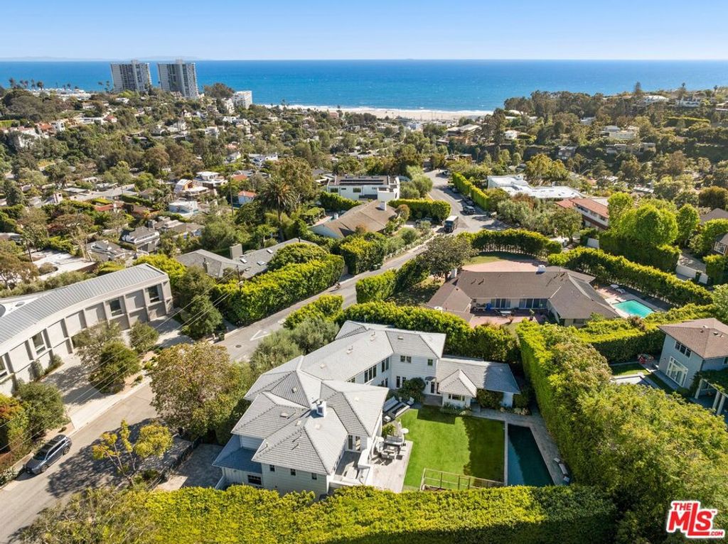 Image 28 of property listing at 521 Amalfi Drive, Pacific Palisades, CA 90272