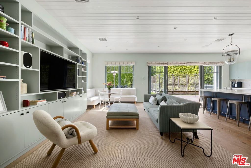 Image 7 of property listing at 521 Amalfi Drive, Pacific Palisades, CA 90272