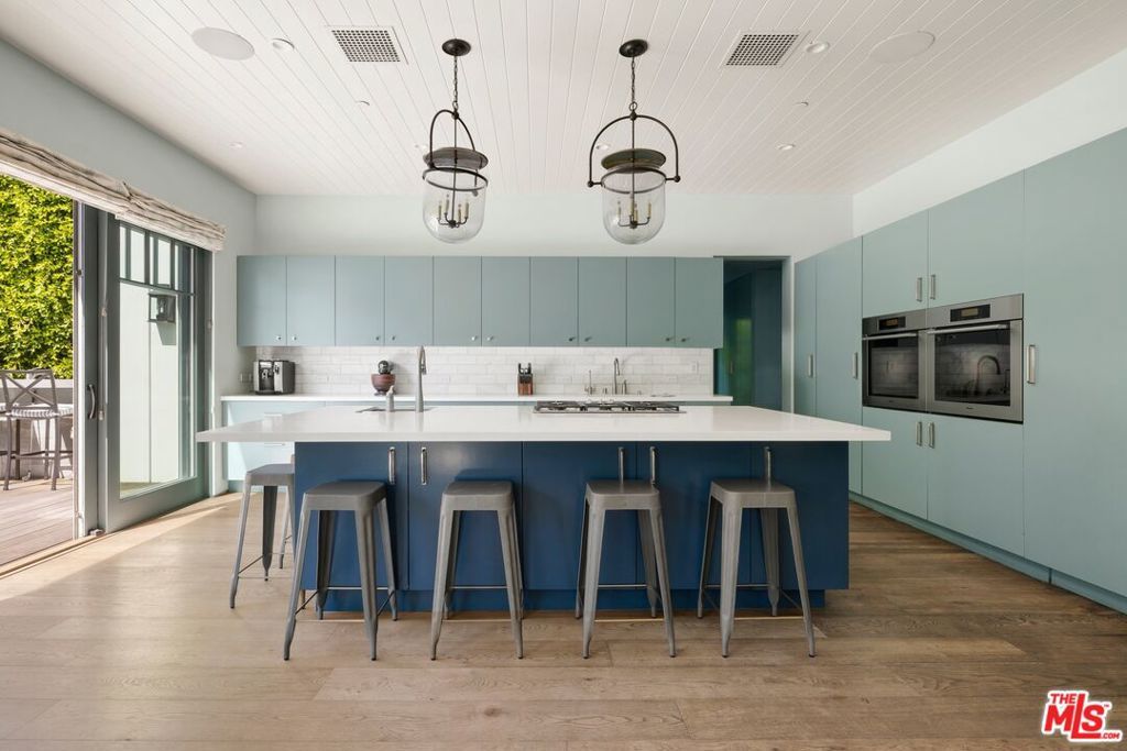 Image 8 of property listing at 521 Amalfi Drive, Pacific Palisades, CA 90272