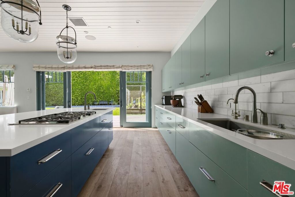 Image 9 of property listing at 521 Amalfi Drive, Pacific Palisades, CA 90272
