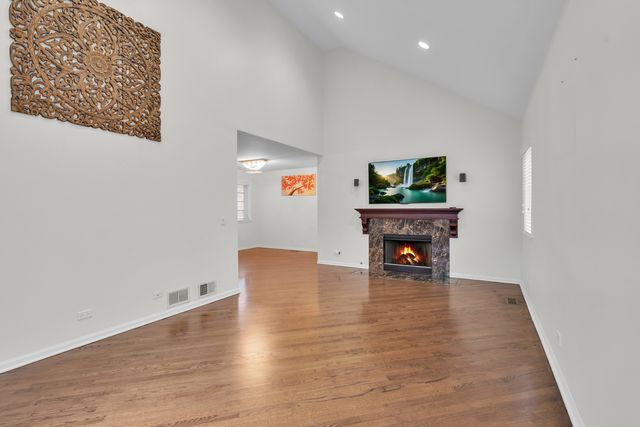 141 Manchester Court, Buffalo Grove, IL 60089