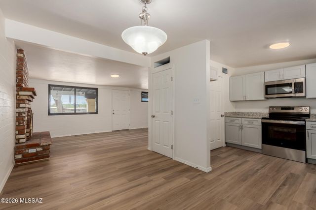 938 W Connecticut Drive, Tucson, AZ 85706