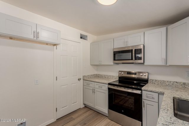 938 W Connecticut Drive, Tucson, AZ 85706