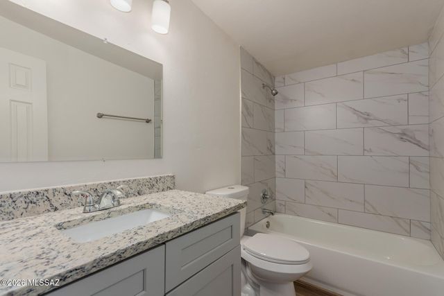 938 W Connecticut Drive, Tucson, AZ 85706