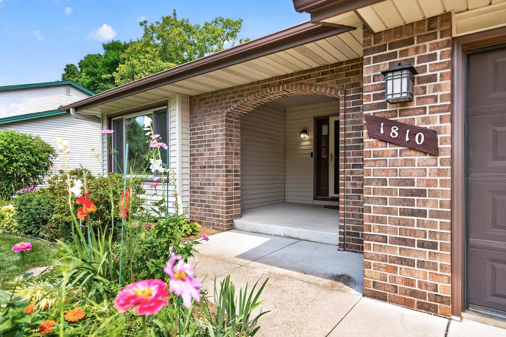 1810 Howell Street N, Falcon Heights, MN 55113 — photo 2