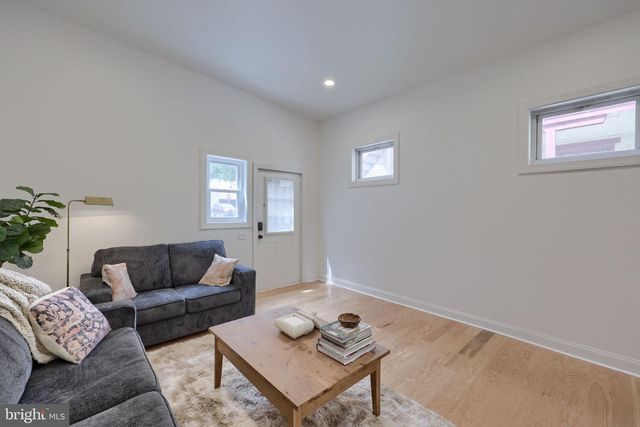 204 E MAIN ST, Mount Joy, PA 17552