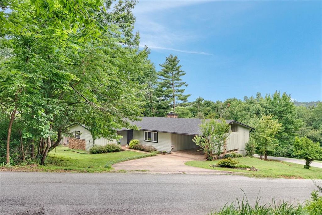 1981 N Greenview Drive, Fayetteville, AR 72701