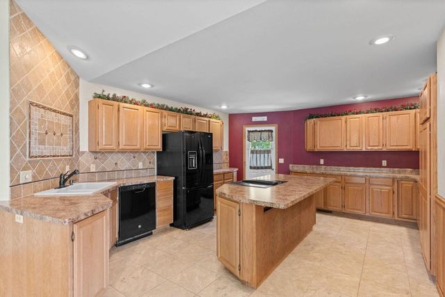 1827 Huntington Park Drive, Reedsburg, WI 53959