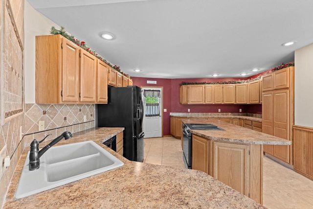1827 Huntington Park Drive, Reedsburg, WI 53959