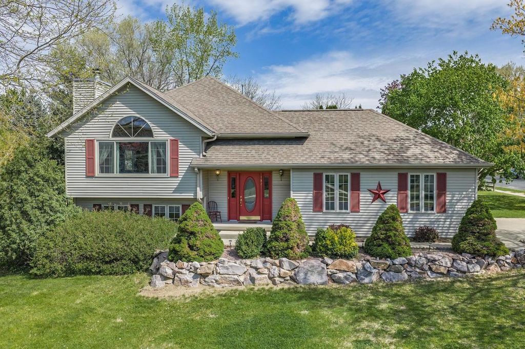 1827 Huntington Park Drive, Reedsburg, WI 53959