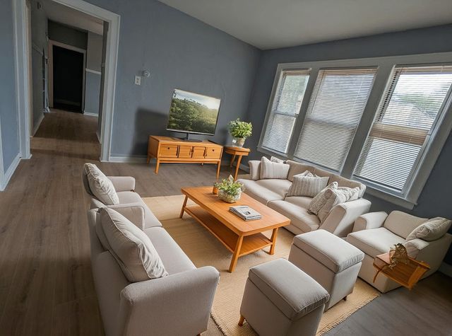 8601 S Kingston Avenue, Chicago, IL 60617