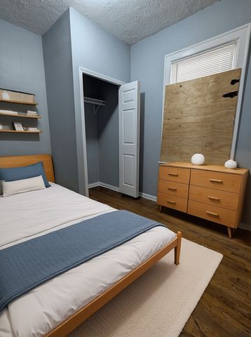 8601 S Kingston Avenue, Chicago, IL 60617