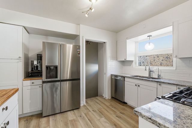 9806 S HARDING Avenue, Evergreen Park, IL 60805