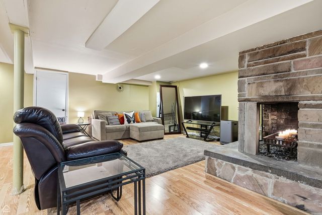 9806 S HARDING Avenue, Evergreen Park, IL 60805