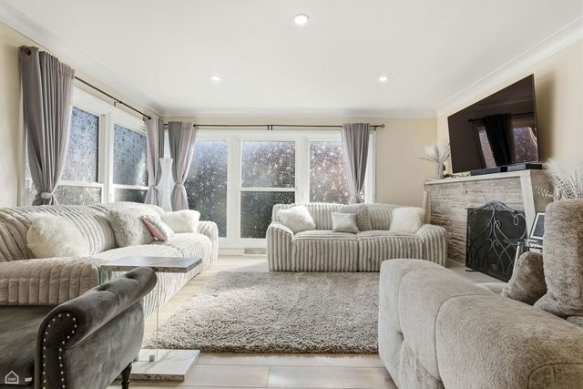 9806 S HARDING Avenue, Evergreen Park, IL 60805