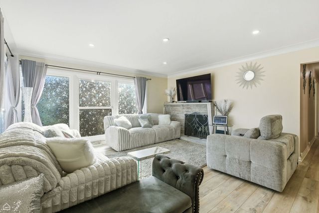 9806 S HARDING Avenue, Evergreen Park, IL 60805