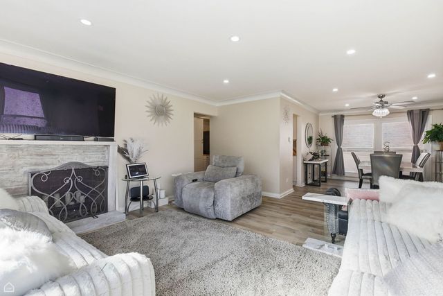 9806 S HARDING Avenue, Evergreen Park, IL 60805