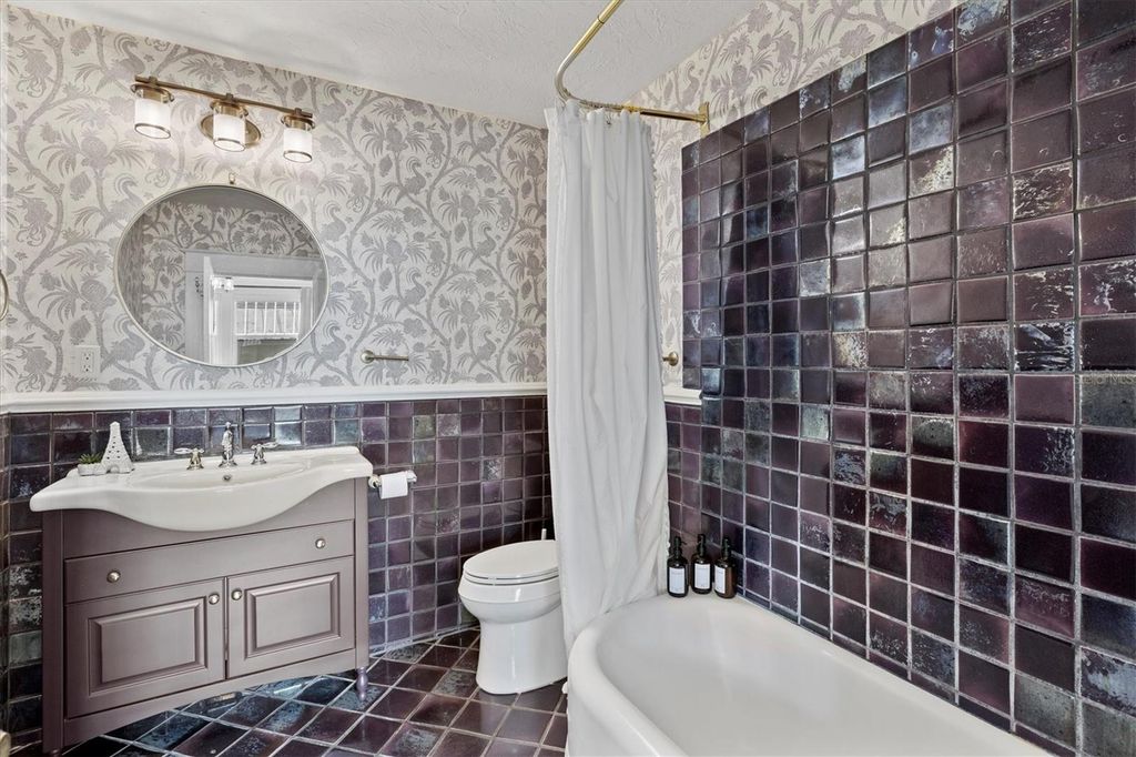 Image 19 of property listing at 1523 1ST AVENUE W, Bradenton, FL 34205