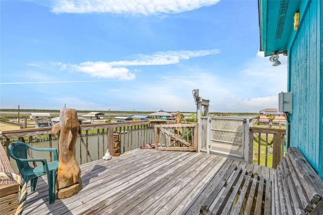 1495 Mabry Street, Gilchrist, TX 77617
