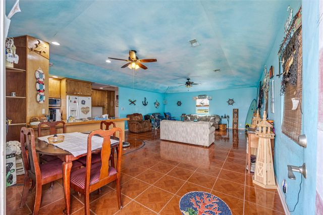 1495 Mabry Street, Gilchrist, TX 77617