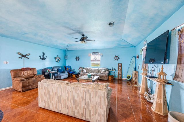 1495 Mabry Street, Gilchrist, TX 77617