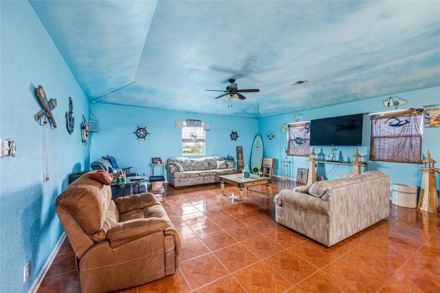 1495 Mabry Street, Gilchrist, TX 77617