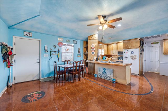 1495 Mabry Street, Gilchrist, TX 77617
