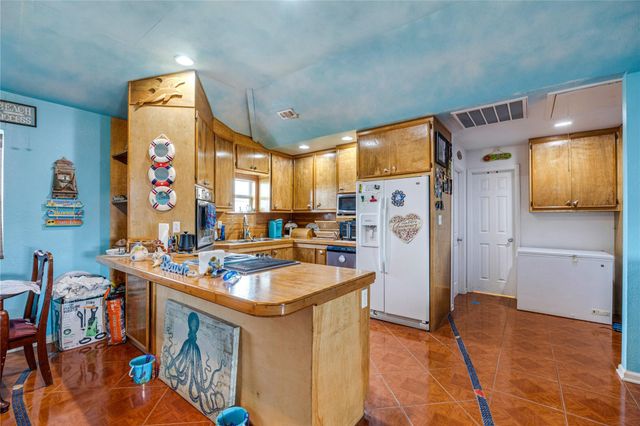 1495 Mabry Street, Gilchrist, TX 77617