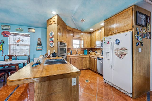 1495 Mabry Street, Gilchrist, TX 77617
