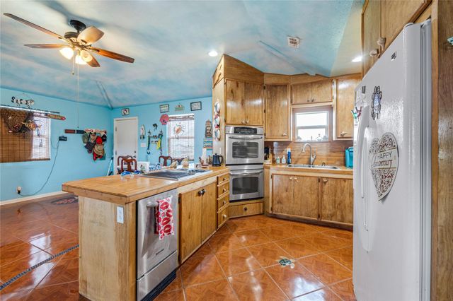 1495 Mabry Street, Gilchrist, TX 77617