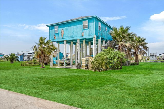1495 Mabry Street, Gilchrist, TX 77617