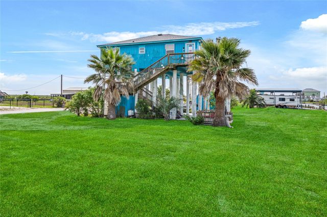 1495 Mabry Street, Gilchrist, TX 77617