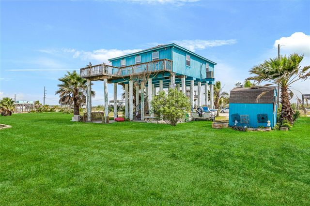 1495 Mabry Street, Gilchrist, TX 77617