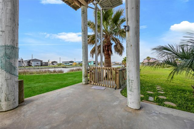 1495 Mabry Street, Gilchrist, TX 77617
