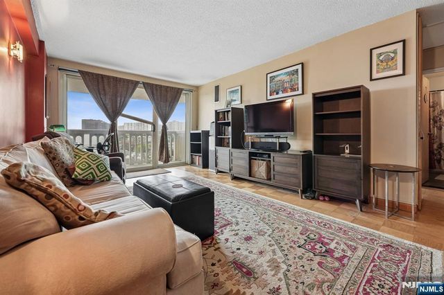 555 North Avenue 8W, Fort Lee, NJ 07024